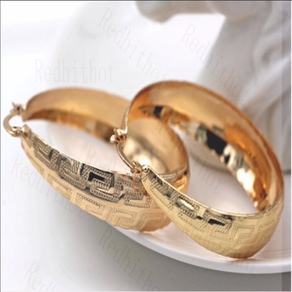 **NEW 18K Gold Finish Design Hoop Earrings - Picture 3 of 4